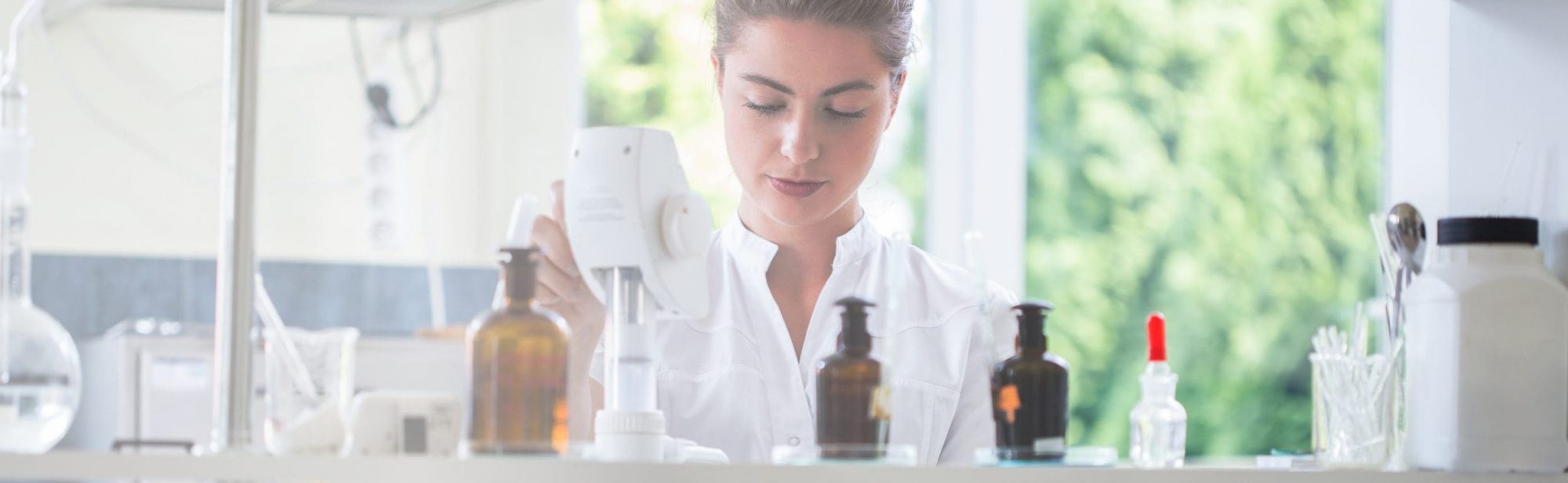 PTA Jobs Dresden: Eine pharmazeutisch-technische Angestellte arbeitet in einem modernen pharmazeutischen Labor wie es in der Apotheke in Dresden Bühlau zu finden ist.
