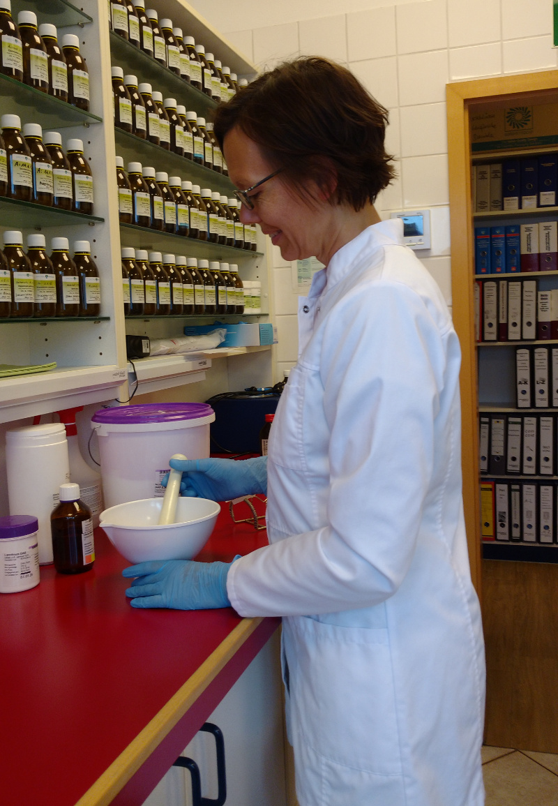 PTA Stelle Dresden: Eine Pharmazeutisch-technische Angestellte arbeitet präzise in der modernen Rezeptur unserer Apotheke in Dresden.
